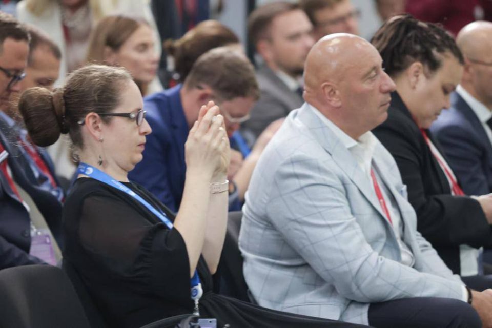 Сегодня специалисты из всех одиннадцати субъектов Дальневосточного федерального округа восстанавливают в Донбассе социальные объекты, дороги и жилые дома Сегодня специалисты из всех одиннадцати субъектов Дальневосточного федерального округа восстанавливают в Донбассе социальные объекты, дороги и жилые дома