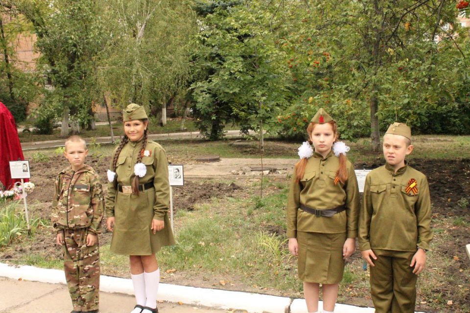 «Помнить, чтобы жить». Сегодня в Пролетарском районе в школе № 126 состоялось знаковое событие – торжественное открытие кованой скульптуры, посвящённой памяти воинов, отдавших свои жизни за Родину «Помнить, чтобы жить». Сегодня в Пролетарском районе в школе № 126 состоялось знаковое событие – торжественное открытие кованой скульптуры, посвящённой памяти воинов, отдавших свои жизни за Родину