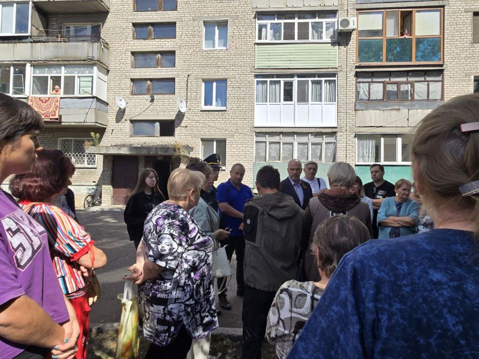 Сергей Желновач: Исполняя поручение Главы Донецкой Народной Республики Дениса Владимировича Пушилина о ведении постоянного диалога с людьми, сегодня, 5 сентября, встретился с жителями микрорайона Восточный Сергей Желновач: Исполняя поручение Главы Донецкой Народной Республики Дениса Владимировича Пушилина о ведении постоянного диалога с людьми, сегодня, 5 сентября, встретился с жителями микрорайона Восточный