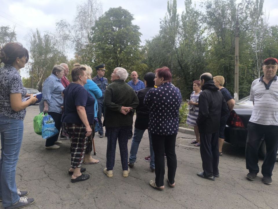 По поручению Главы ДНР Дениса Пушилина 05.09.2025 по адресу: г. Донецк, ул. Куйбышева,15 состоялась встреча с жителями, на которой присутствовали заместитель руководителя Управы Ленинского внутригородского района Анатолий... По поручению Главы ДНР Дениса Пушилина 05.09.2025 по адресу: г. Донецк, ул. Куйбышева,15 состоялась встреча с жителями, на которой присутствовали заместитель руководителя Управы Ленинского внутригородского района Анатолий...
