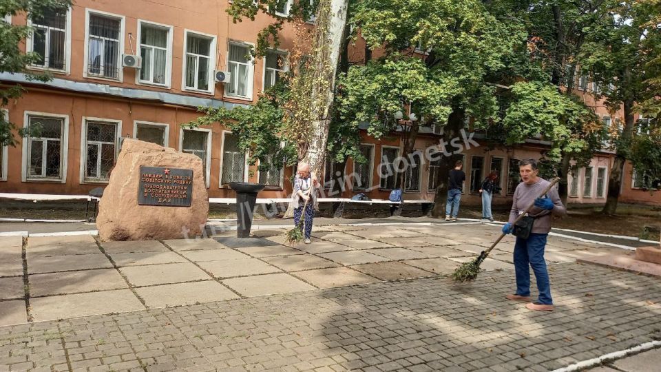 Алексей Кулемзин: В рамках подготовки к празднованию годовщины освобождения Донбасса от немецко-фашистских захватчиков в Калининском районе проведены работы по благоустройству памятников и прилегающих к ним территорий Алексей Кулемзин: В рамках подготовки к празднованию годовщины освобождения Донбасса от немецко-фашистских захватчиков в Калининском районе проведены работы по благоустройству памятников и прилегающих к ним территорий