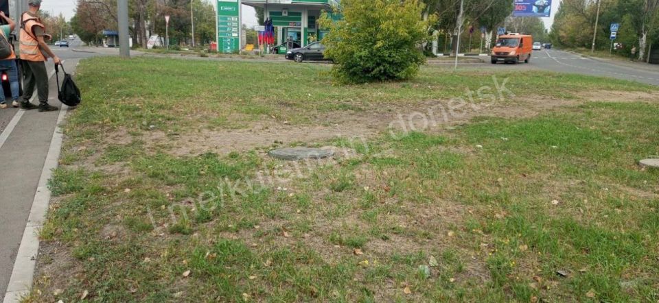 Специалисты коммунального предприятия «Зелёное строительство» продолжают работу по поддержанию и благоустройству нашего города Специалисты коммунального предприятия «Зелёное строительство» продолжают работу по поддержанию и благоустройству нашего города