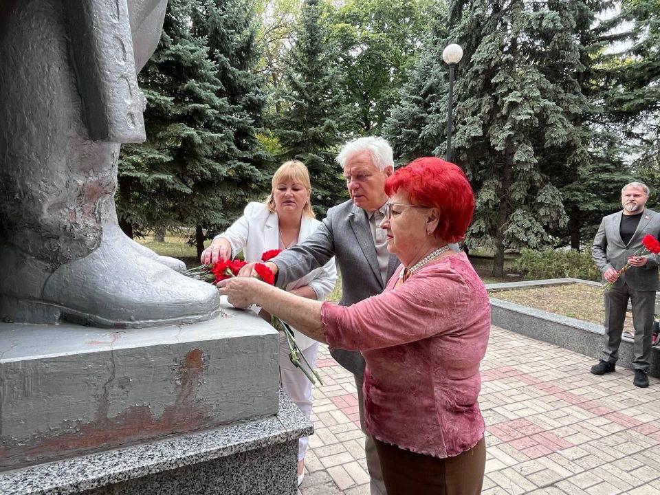 Сегодня, заместитель главы Администрации городского округа Макеевка, руководитель «Совета женщин города Макеевки» Ирина Сидякина и активистки Совета женщин Макеевки приняли участие в возложении цветов, приуроченное ко Дню... Сегодня, заместитель главы Администрации городского округа Макеевка, руководитель «Совета женщин города Макеевки» Ирина Сидякина и активистки Совета женщин Макеевки приняли участие в возложении цветов, приуроченное ко Дню...
