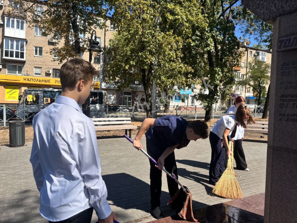 Алексей Кулемзин: В рамках подготовки к празднованию годовщины освобождения Донбасса от немецко-фашистских захватчиков в Калининском районе проведены работы по благоустройству памятников и прилегающих к ним территорий Алексей Кулемзин: В рамках подготовки к празднованию годовщины освобождения Донбасса от немецко-фашистских захватчиков в Калининском районе проведены работы по благоустройству памятников и прилегающих к ним территорий