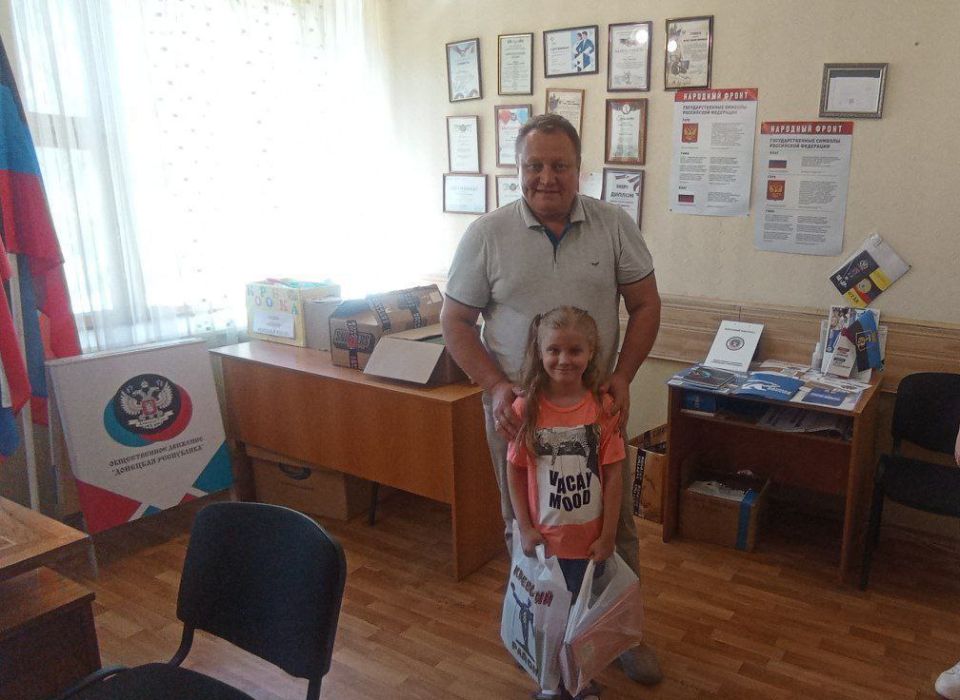 Валентин Левченко: В рамках Всероссийской акции партии Единая Россия "Собери ребёнка в школу", совместно с руководителем общественной приемной Татьяной Белоус вручил наборы канцелярских принадлежностей маленьким... Валентин Левченко: В рамках Всероссийской акции партии Единая Россия "Собери ребёнка в школу", совместно с руководителем общественной приемной Татьяной Белоус вручил наборы канцелярских принадлежностей маленьким...