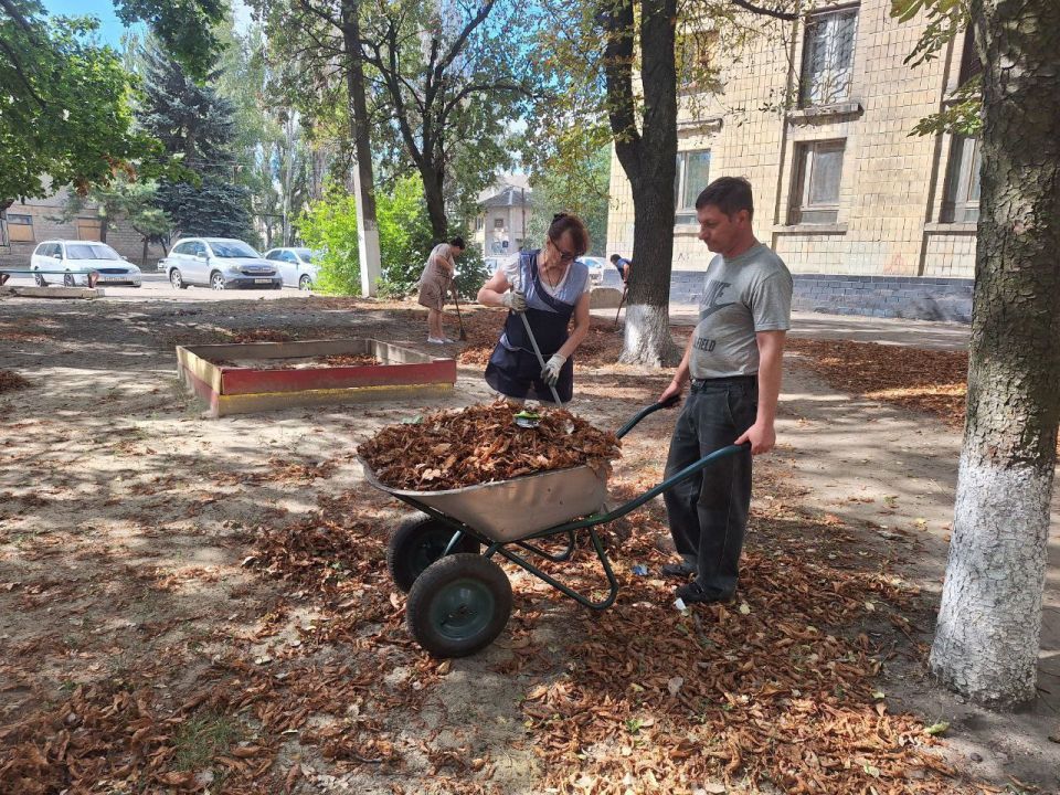 «СПЕШИ ТВОРИТЬ ДОБРО» . В рамках мероприятий, направленных на предотвращение актов вандализма, работники МБУ «Дворец культуры «Лидиевка» г.Донецка» организовали работу по уборке и благоустройству детской площадки «СПЕШИ ТВОРИТЬ ДОБРО» . В рамках мероприятий, направленных на предотвращение актов вандализма, работники МБУ «Дворец культуры «Лидиевка» г.Донецка» организовали работу по уборке и благоустройству детской площадки