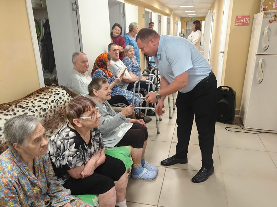 Сергей Ермаков: 5 сентября совместно с председателем Снежнянского городского совета Еленой Петрухиной посетил подопечных Комплексного центра социального обслуживания населения в преддверии Дня освобождения Донбасса Сергей Ермаков: 5 сентября совместно с председателем Снежнянского городского совета Еленой Петрухиной посетил подопечных Комплексного центра социального обслуживания населения в преддверии Дня освобождения Донбасса