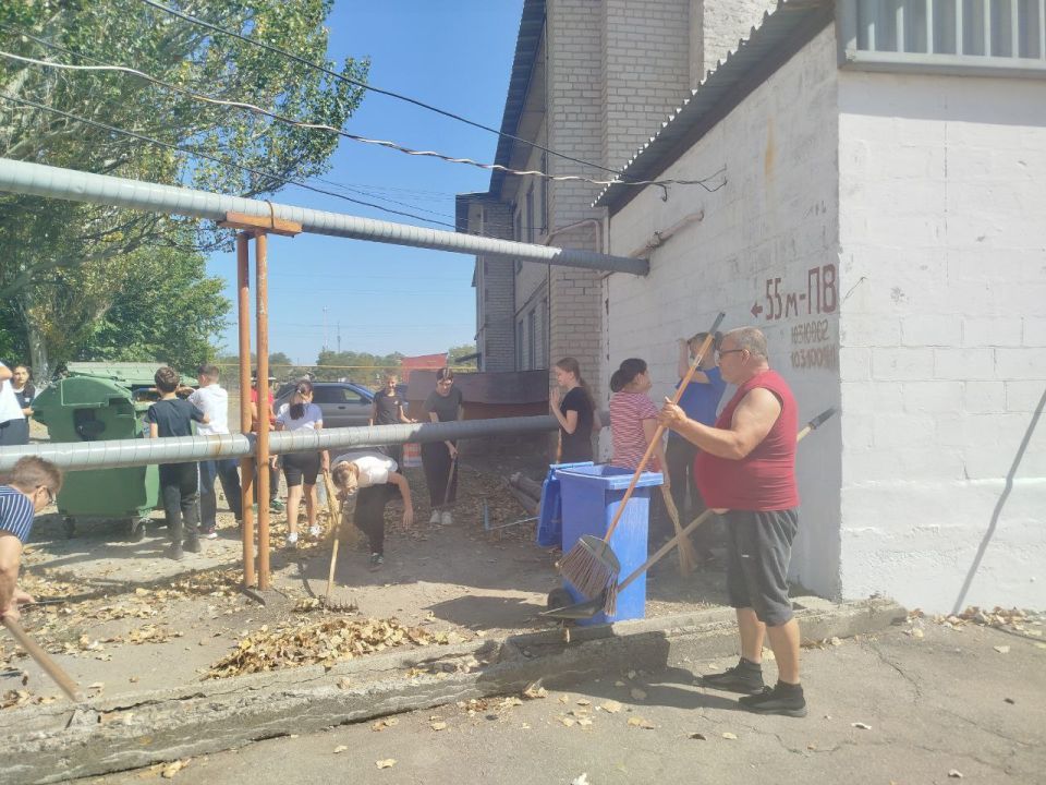 В Володарском муниципальном округе продолжаются субботники по благоустройству и наведению санитарного порядка В Володарском муниципальном округе продолжаются субботники по благоустройству и наведению санитарного порядка