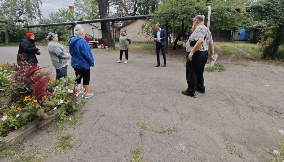 Сегодня, 05 сентября 2025 года, заместитель главы администрации городского округа Дебальцево Евгений Глебов встретился с жителями улицы Ленина Сегодня, 05 сентября 2025 года, заместитель главы администрации городского округа Дебальцево Евгений Глебов встретился с жителями улицы Ленина