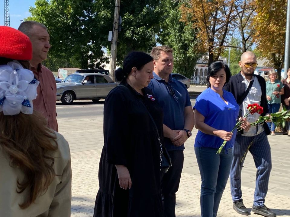 Виктория Жукова: Сегодня у памятника «Братская могила советских воинов» в Харцызске состоялась церемония возложения цветов, посвященная годовщине освобождения города от немецко-фашистских захватчиков Виктория Жукова: Сегодня у памятника «Братская могила советских воинов» в Харцызске состоялась церемония возложения цветов, посвященная годовщине освобождения города от немецко-фашистских захватчиков