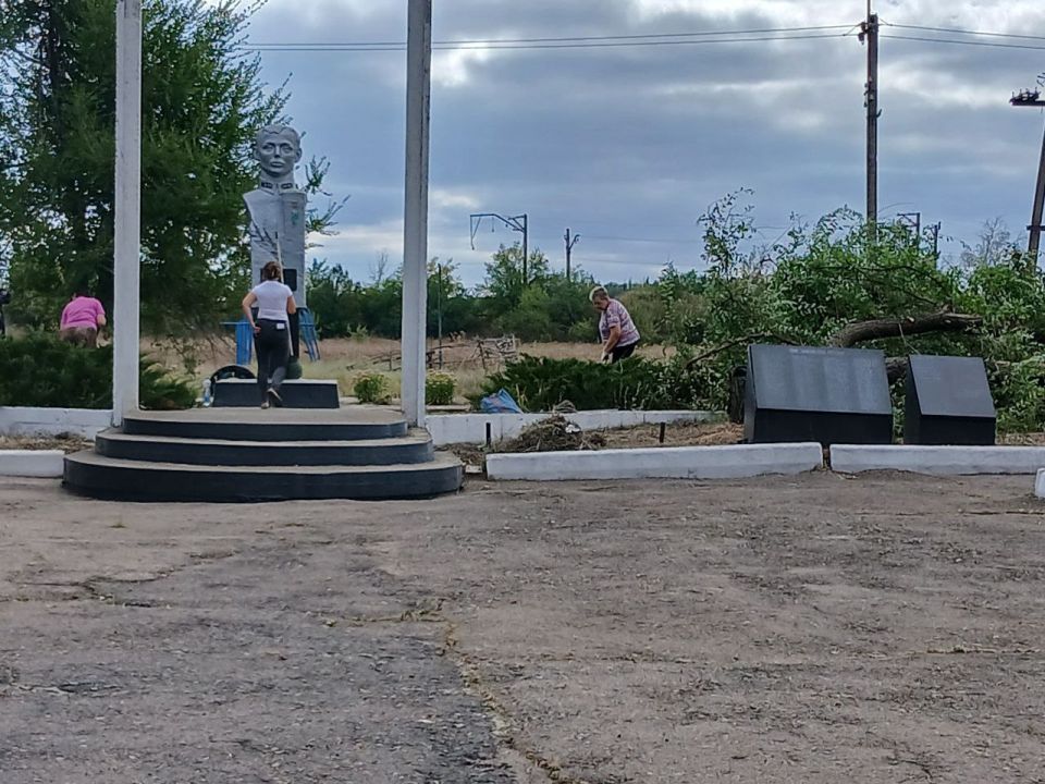 Роман Конев: В посёлке Озеряновка прошёл субботник, приуроченный ко Дню освобождения Донбасса