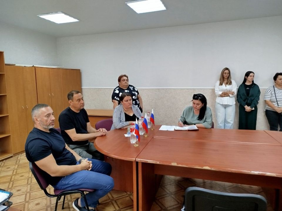 Константин Зинченко: Совместно с депутатами Народного Совета ДНР Мариной Каплянок и Юрием Афендиковым встретился с жителями с. Бугас Константин Зинченко: Совместно с депутатами Народного Совета ДНР Мариной Каплянок и Юрием Афендиковым встретился с жителями с. Бугас