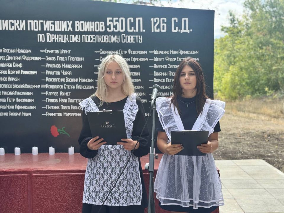 Единороссы возложили цветы к памятнику Воинам-освободителям в Снежном Единороссы возложили цветы к памятнику Воинам-освободителям в Снежном