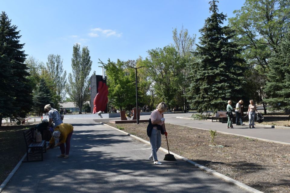 В Кировском прошел субботник В Кировском прошел субботник