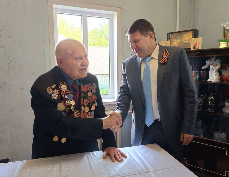 6 сентября секретарь Макеевского местного отделения партии «Единая Россия», глава муниципального образования городского округа Макеевка Владислав Ключаров поздравили Валентину Тимофеевну Базилевич-Болотову и Николая... 6 сентября секретарь Макеевского местного отделения партии «Единая Россия», глава муниципального образования городского округа Макеевка Владислав Ключаров поздравили Валентину Тимофеевну Базилевич-Болотову и Николая...