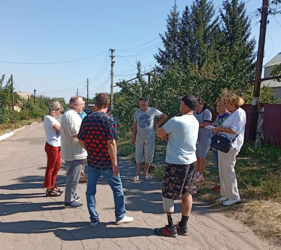 Александр Черников и Владимир Чекун (фракция «Единая Россия») провели сход граждан в Кировском районе Донецка Александр Черников и Владимир Чекун (фракция «Единая Россия») провели сход граждан в Кировском районе Донецка