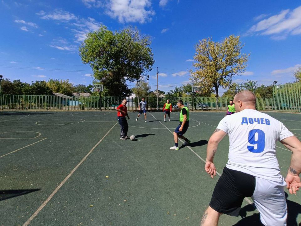 Сегодня 250 лет населенному пункту Зуевка! И какой же праздник без активностей и спортивного духа! В честь праздника на спортивной площадке прошел турнир по футболу среди ветеранов! В матче приняли участие футболисты со... Сегодня 250 лет населенному пункту Зуевка! И какой же праздник без активностей и спортивного духа! В честь праздника на спортивной площадке прошел турнир по футболу среди ветеранов! В матче приняли участие футболисты со...