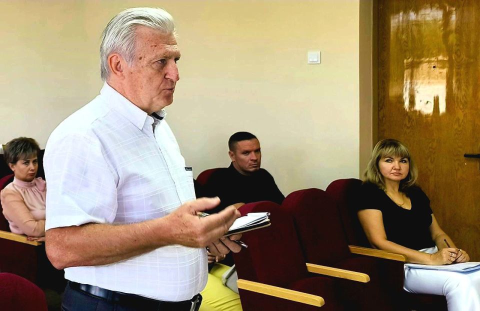 Депутат Народного Совета ДНР Игорь Костенок (фракция КПРФ) принял участие в совещании в администрации Ясиноватой Депутат Народного Совета ДНР Игорь Костенок (фракция КПРФ) принял участие в совещании в администрации Ясиноватой