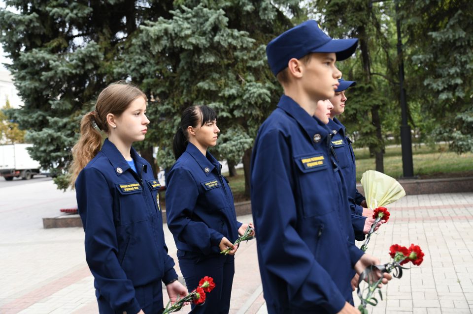 Александр Подгорный: В Макеевке прошла торжественная церемония возложения цветов к памятнику, посвященная Дню освобождения Макеевки от немецко-фашистских захватчиков Александр Подгорный: В Макеевке прошла торжественная церемония возложения цветов к памятнику, посвященная Дню освобождения Макеевки от немецко-фашистских захватчиков