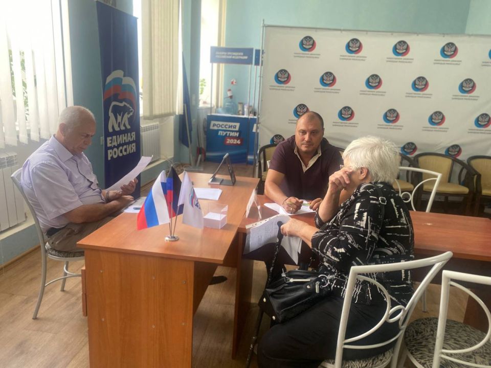 Вчера заместитель главы Администрации муниципального образования городского округа Харцызск Владимир Панченко провел прием граждан в общественной приемной партии «Единая Россия» Вчера заместитель главы Администрации муниципального образования городского округа Харцызск Владимир Панченко провел прием граждан в общественной приемной партии «Единая Россия»