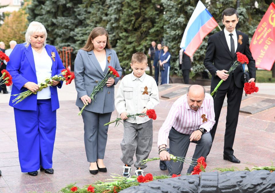 Александр Подгорный: В Макеевке прошла торжественная церемония возложения цветов к памятнику, посвященная Дню освобождения Макеевки от немецко-фашистских захватчиков Александр Подгорный: В Макеевке прошла торжественная церемония возложения цветов к памятнику, посвященная Дню освобождения Макеевки от немецко-фашистских захватчиков