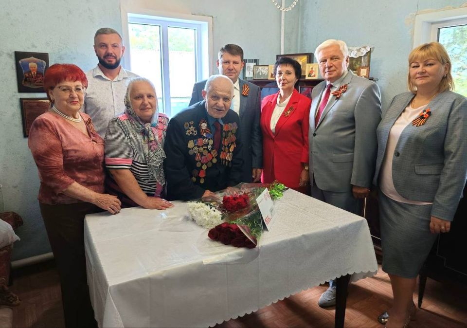 6 сентября секретарь Макеевского местного отделения партии «Единая Россия», глава муниципального образования городского округа Макеевка Владислав Ключаров поздравили Валентину Тимофеевну Базилевич-Болотову и Николая... 6 сентября секретарь Макеевского местного отделения партии «Единая Россия», глава муниципального образования городского округа Макеевка Владислав Ключаров поздравили Валентину Тимофеевну Базилевич-Болотову и Николая...