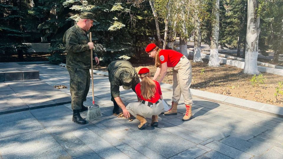 Акция "Память жива": Молодежь вместе с военным комиссариатом Тореза Акция "Память жива": Молодежь вместе с военным комиссариатом Тореза