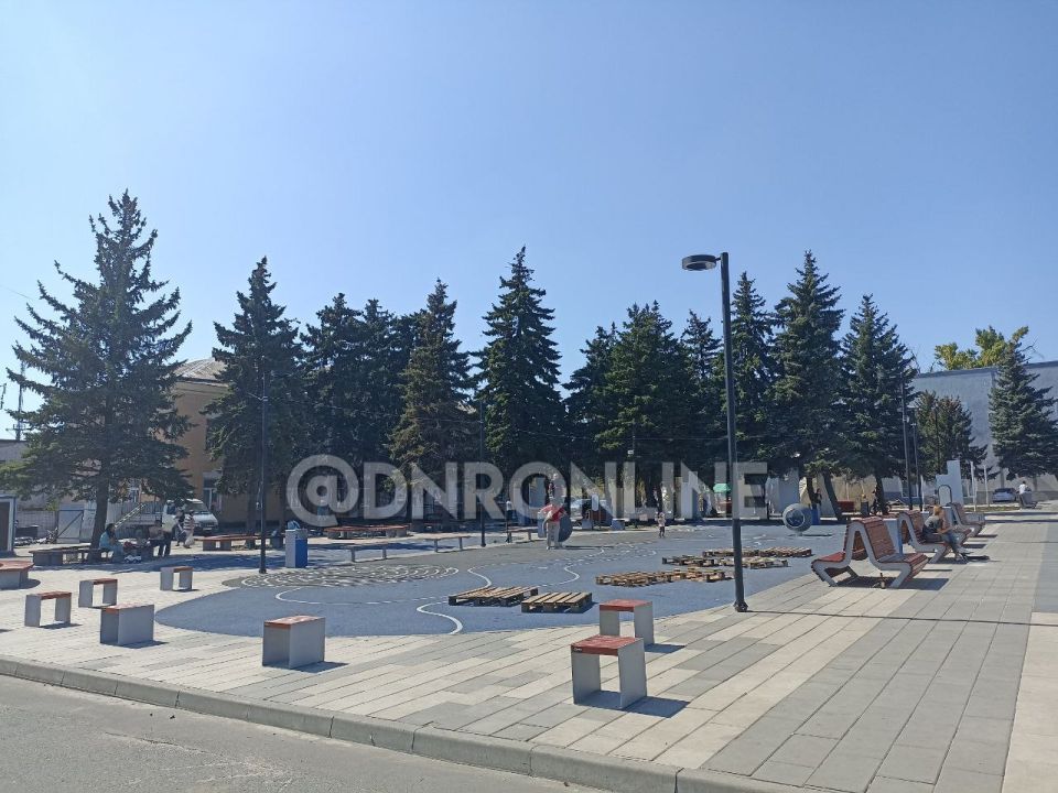 В Снежном продолжается реконструкция площади Ленина В Снежном продолжается реконструкция площади Ленина