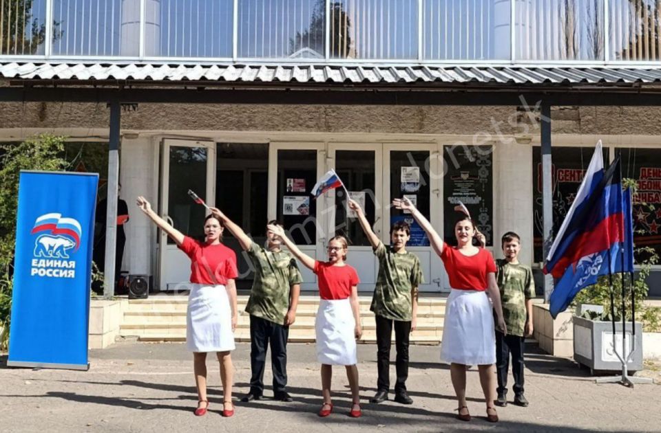 Сегодня во Дворце культуры «Юбилейный» в рамках проекта «Историческая память» партии «Единая Россия» состоялся торжественный праздничный концерт ко Дню освобождения Донбасса «Они сражались за Родину» Сегодня во Дворце культуры «Юбилейный» в рамках проекта «Историческая память» партии «Единая Россия» состоялся торжественный праздничный концерт ко Дню освобождения Донбасса «Они сражались за Родину»