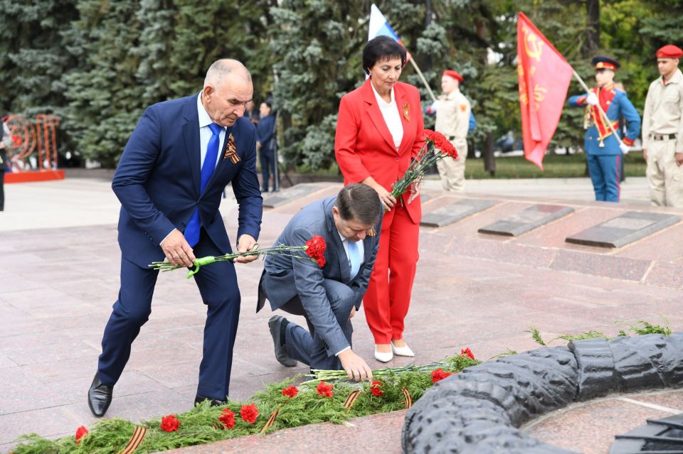 Александр Подгорный: В Макеевке прошла торжественная церемония возложения цветов к памятнику, посвященная Дню освобождения Макеевки от немецко-фашистских захватчиков Александр Подгорный: В Макеевке прошла торжественная церемония возложения цветов к памятнику, посвященная Дню освобождения Макеевки от немецко-фашистских захватчиков