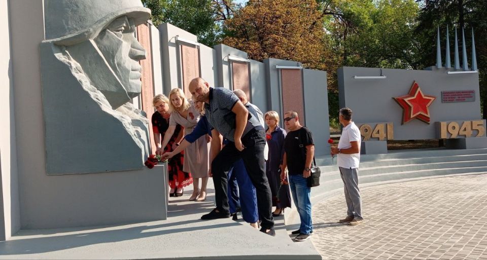 Наталья Бегуненко: В Петровском районе состоялась церемония возложения цветов к памятникам Великой Отечественной войны, посвященная Дню освобождения Донбасса от немецко-фашистских захватчиков Наталья Бегуненко: В Петровском районе состоялась церемония возложения цветов к памятникам Великой Отечественной войны, посвященная Дню освобождения Донбасса от немецко-фашистских захватчиков