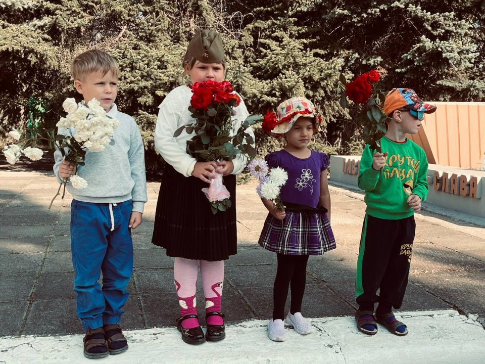 Сегодня, в День освобождения Донбасса, в селе Золотарёвка прошло возложение цветов к Обелиску Победы Сегодня, в День освобождения Донбасса, в селе Золотарёвка прошло возложение цветов к Обелиску Победы