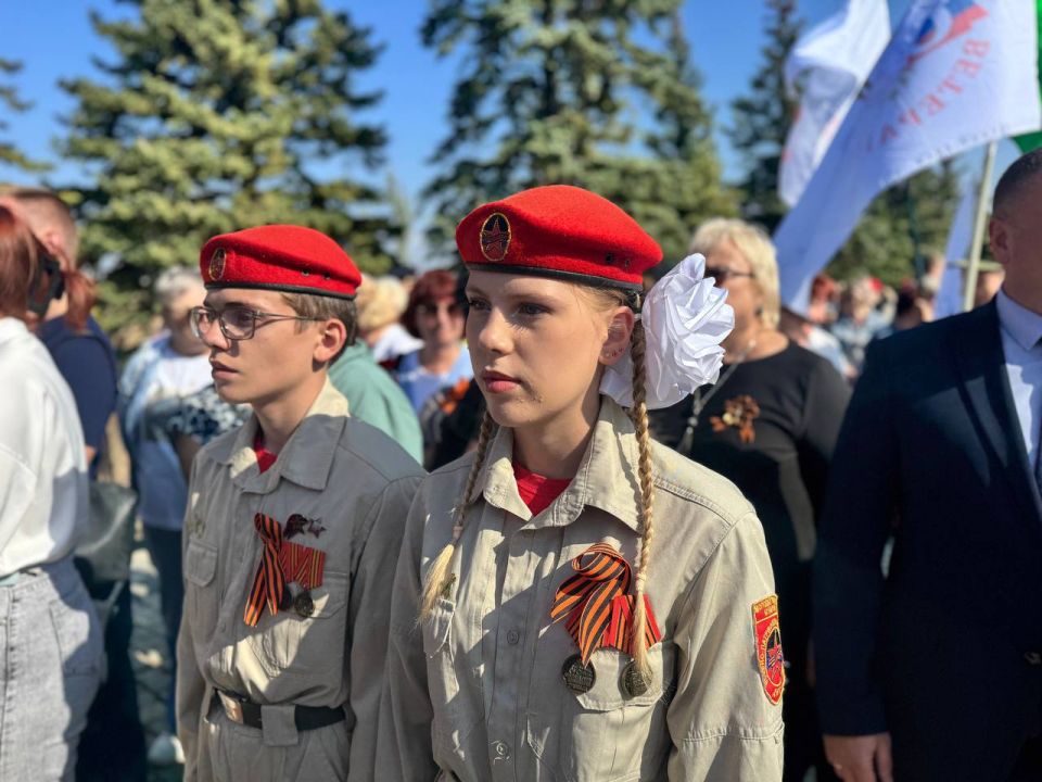 Праздничное шествие и развертывание самой большой в мире копии Знамени Победы прошло на мемориале "Саур-Могила" в честь Дня освобождения Донбасса Праздничное шествие и развертывание самой большой в мире копии Знамени Победы прошло на мемориале "Саур-Могила" в честь Дня освобождения Донбасса