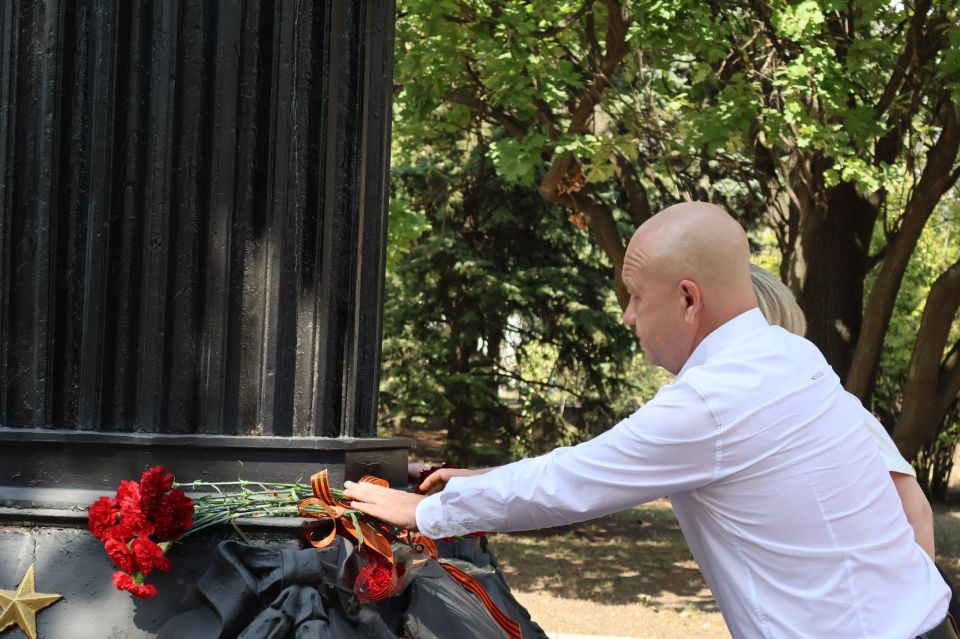 В честь Дня Освобождения Донбасса почтили память героев В честь Дня Освобождения Донбасса почтили память героев