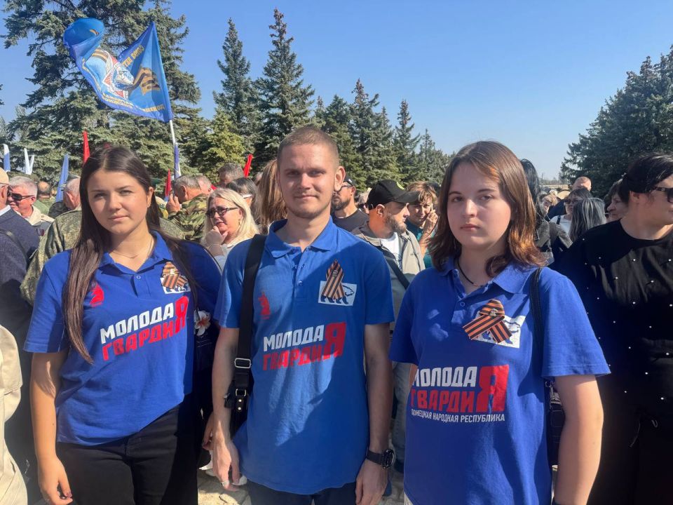 Праздничное шествие и развертывание самой большой в мире копии Знамени Победы прошло на мемориале "Саур-Могила" в честь Дня освобождения Донбасса Праздничное шествие и развертывание самой большой в мире копии Знамени Победы прошло на мемориале "Саур-Могила" в честь Дня освобождения Донбасса