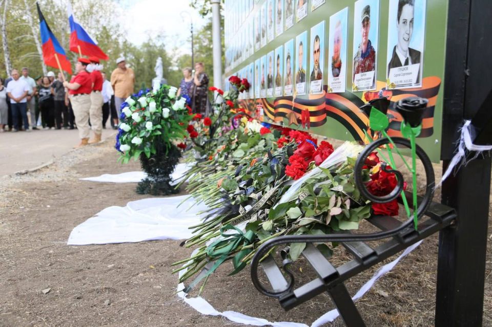 Николай Михайлов: В парке города Комсомольское состоялось мероприятие, посвященное открытию мемориальной доски погибшим в вооружённом конфликте воинам города Николай Михайлов: В парке города Комсомольское состоялось мероприятие, посвященное открытию мемориальной доски погибшим в вооружённом конфликте воинам города