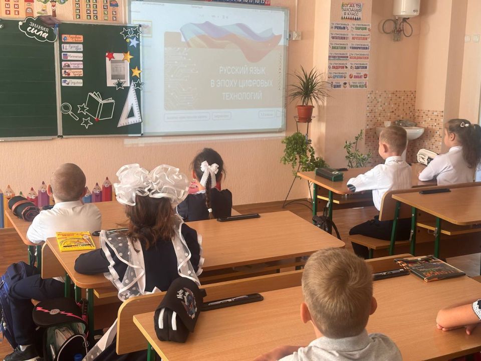 Утро в ГБОУ «Тельмановская гимназия Тельмановского м.о.» традиционно началось с почётного права выноса флага Российской Федерации и флага Донецкой Народной Республики юнармейцами ВПК «Юные патриоты Донбасса» ГБОУ... Утро в ГБОУ «Тельмановская гимназия Тельмановского м.о.» традиционно началось с почётного права выноса флага Российской Федерации и флага Донецкой Народной Республики юнармейцами ВПК «Юные патриоты Донбасса» ГБОУ...