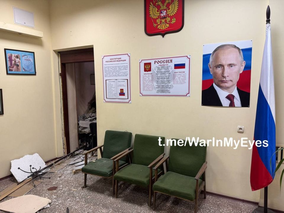 Последствия ночной атаки боевиков ВСУ по школе № 20 в Калининском районе Донецка Последствия ночной атаки боевиков ВСУ по школе № 20 в Калининском районе Донецка