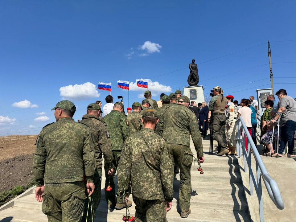 По приглашению главы Шахтерского муниципального округа Александра Шатова Сергей Ермаков принял участие в открытии мемориала в Дмитровке По приглашению главы Шахтерского муниципального округа Александра Шатова Сергей Ермаков принял участие в открытии мемориала в Дмитровке