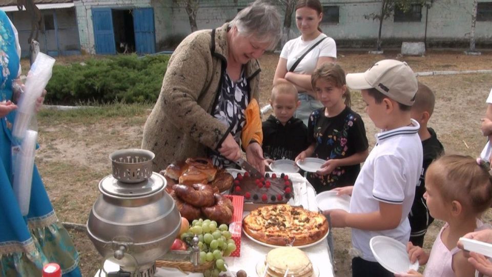 В рамках партийного проекта «Крепкая семья» состоялось очередное детское мероприятие, организованное Мангушским местным отделением партии «Единая Россия» совместно с Советом женщин округа на свежем воздухе, на территории... В рамках партийного проекта «Крепкая семья» состоялось очередное детское мероприятие, организованное Мангушским местным отделением партии «Единая Россия» совместно с Советом женщин округа на свежем воздухе, на территории...