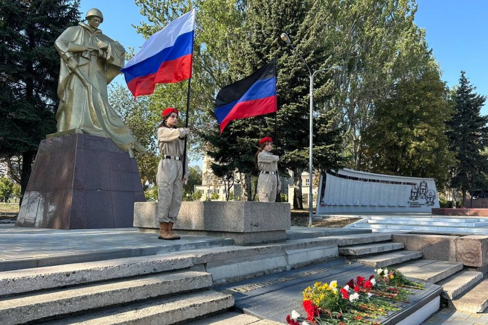 Память, которой дорожим…. 8 сентября, в День освобождения Донбасса, сотрудники отдела по делам молодежи и спорта администрации Ясиноватского МО и активисты молодежных некоммерческих организаций: юнармейцы ГБОУ «Школа № 1... Память, которой дорожим…. 8 сентября, в День освобождения Донбасса, сотрудники отдела по делам молодежи и спорта администрации Ясиноватского МО и активисты молодежных некоммерческих организаций: юнармейцы ГБОУ «Школа № 1...