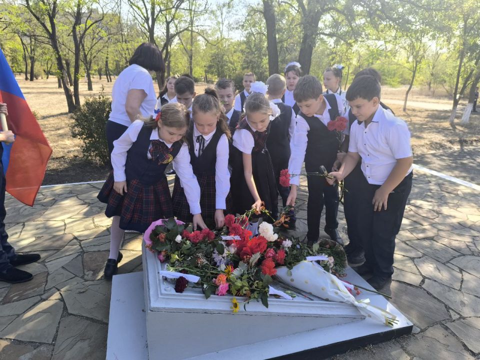 Елена Рязанцева: Сегодня в Пролетарском районе одновременно на всех памятных местах, посвященных героическим событиям Великой Отечественной войны, прошли торжественные мероприятия с возложением цветов Елена Рязанцева: Сегодня в Пролетарском районе одновременно на всех памятных местах, посвященных героическим событиям Великой Отечественной войны, прошли торжественные мероприятия с возложением цветов