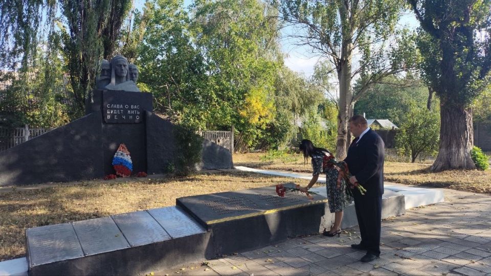 Роман Конев: В Калининском внутригородском районе города Горловка прошли торжественные мероприятия по возложению цветов к мемориалам ВОВ Роман Конев: В Калининском внутригородском районе города Горловка прошли торжественные мероприятия по возложению цветов к мемориалам ВОВ