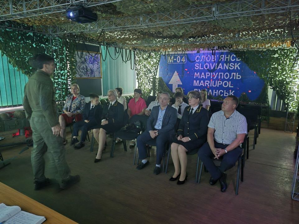В преддверии празднования Дня освобождения Донбасса членами Совета регионального отделения Российского объединения судей в Донецкой Народной Республике Карташевой И.А. и Кулагиной А.С. организовано посещение музея боевой и... В преддверии празднования Дня освобождения Донбасса членами Совета регионального отделения Российского объединения судей в Донецкой Народной Республике Карташевой И.А. и Кулагиной А.С. организовано посещение музея боевой и...