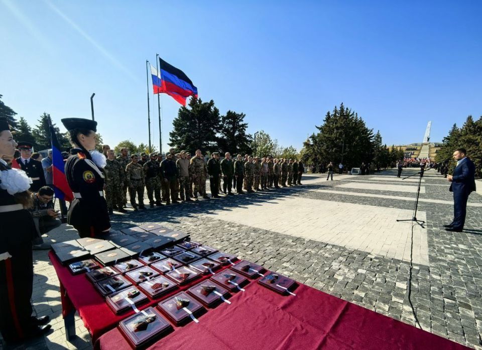На СаурМогиле прошла памятная акция по случаю Дня освобождения Донбасса На СаурМогиле прошла памятная акция по случаю Дня освобождения Донбасса