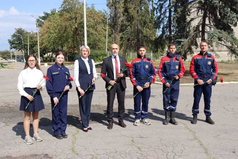 Горловчанки почтили память освободителей Донбасса Горловчанки почтили память освободителей Донбасса
