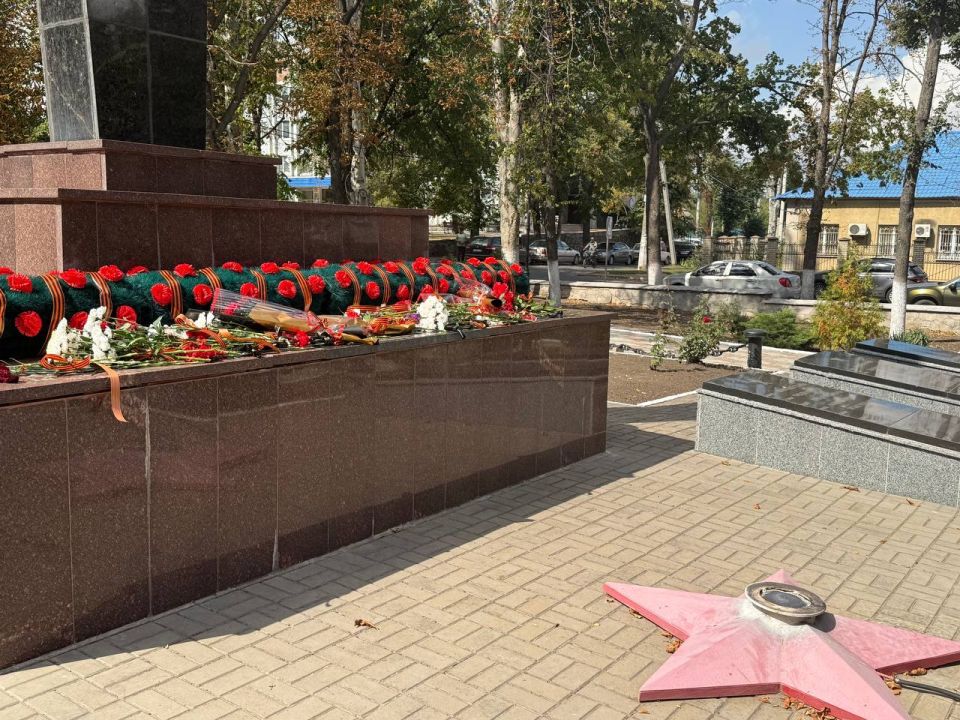 В рамках мероприятий, посвященных памяти павших героев, в День освобождения Донбасса, сотрудники Аппарата Волновахского муниципального совета приняли участие в церемонии возложения цветов к братской могиле советских воинов В рамках мероприятий, посвященных памяти павших героев, в День освобождения Донбасса, сотрудники Аппарата Волновахского муниципального совета приняли участие в церемонии возложения цветов к братской могиле советских воинов