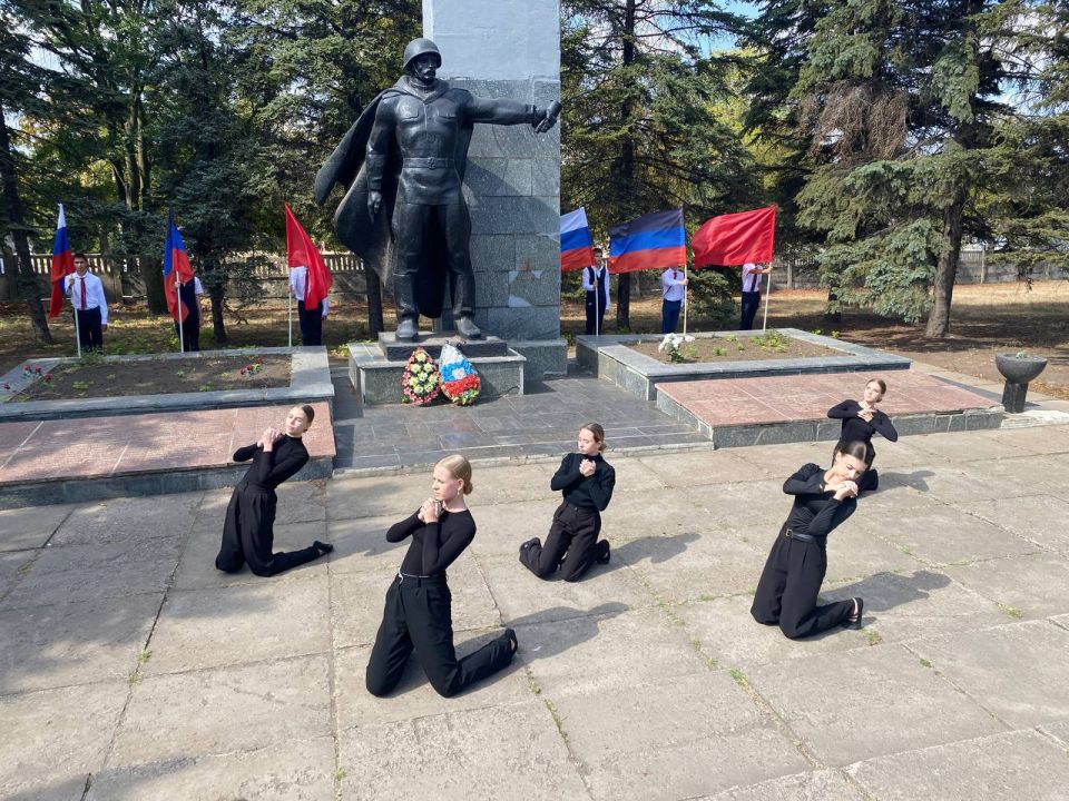 Сегодня, 8 сентября, в День освобождения Донбасса от немецко-фашистских захватчиков, у Братской Могилы почтили память великих героев Красной Армии, которые в годы Великой Отечественной Войны ценной своей жизни изгнали... Сегодня, 8 сентября, в День освобождения Донбасса от немецко-фашистских захватчиков, у Братской Могилы почтили память великих героев Красной Армии, которые в годы Великой Отечественной Войны ценной своей жизни изгнали...