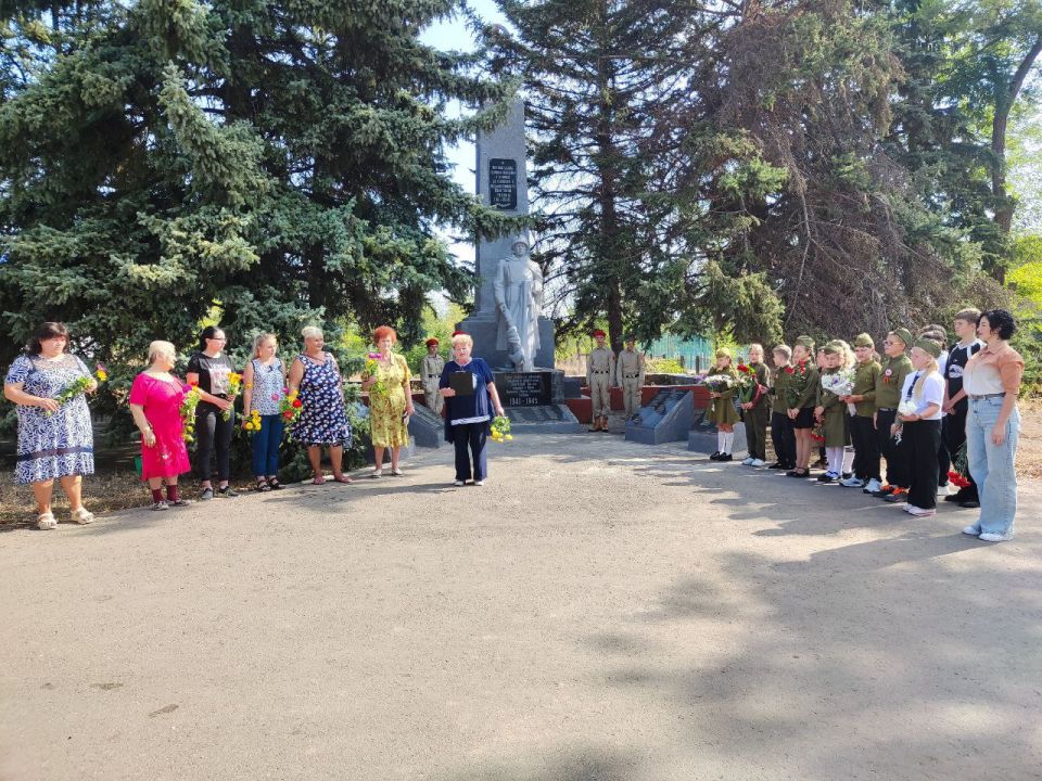 8 сентября на центральной площади Троицко-Харцызск состоялось торжественное возложение цветов, посвящённое Дню освобождения Донбасса у подножия братской могилы Советских воинов, партизан и активистов коллективизации 8 сентября на центральной площади Троицко-Харцызск состоялось торжественное возложение цветов, посвящённое Дню освобождения Донбасса у подножия братской могилы Советских воинов, партизан и активистов коллективизации