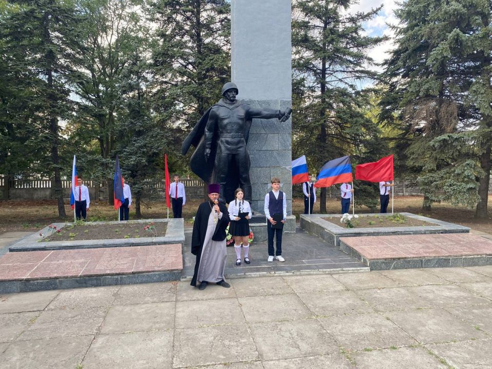 Сегодня, 8 сентября, в День освобождения Донбасса от немецко-фашистских захватчиков, у Братской Могилы почтили память великих героев Красной Армии, которые в годы Великой Отечественной Войны ценной своей жизни изгнали... Сегодня, 8 сентября, в День освобождения Донбасса от немецко-фашистских захватчиков, у Братской Могилы почтили память великих героев Красной Армии, которые в годы Великой Отечественной Войны ценной своей жизни изгнали...
